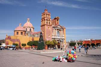 Plaza con iglesia en Tequisquiapan